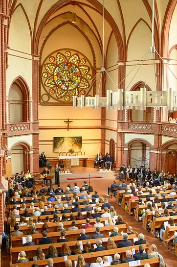 Eine Kirche mit vielen Besucher zu einem Konfirmationsgottesdienst