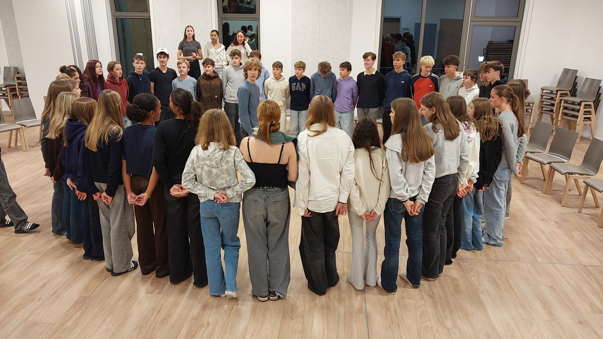 Jugendliche machen stehen in einem Kreis