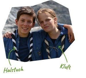 Zwei Pfadfinder, Junge und Mädchen, mit Beschriftungen, die auf ihr Halstuch und ihre Kluft zeigen.